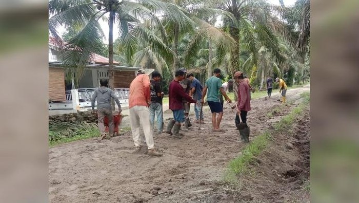 Warga dua dusun di Desa Sei Lama, SImpang Empat, Asahan saat mengerjakan perbaikan jalan rusak dengan uang sendiri. (dok. Istimewa)