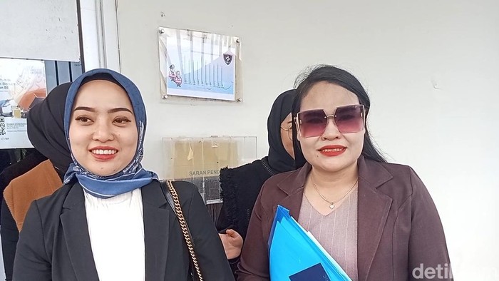 Yunita bersama kuasa hukum melaporkan suaminya, oknum ASN, atas dugaan perzinaan.