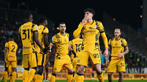 CAGLIARI, ITALY - DECEMBER 28:  Alessandro Bastoni of FC Internazionale celebrates with team-mates after scoring the goal during the Serie A match between Cagliari and FC Internazionale at Sardegna Arena on December 28, 2024 in Cagliari, Italy. (Photo by Mattia Pistoia - Inter/Inter via Getty Images)