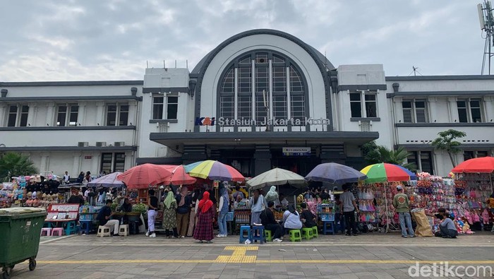 Akses langsung dari Stasiun Jakarta Kota ke Kota Tua, Jakarta Barat, sebelah pintu utara ditutup dan kini jadi lapak berdagang (Mulia/detikcom)
