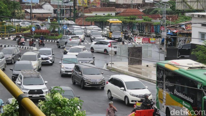 Arus lalu lintas di Gardu Aniem yang menuju arah Jalan Malioboro, Kota Jogja, Minggu (29/12/2024) sore.