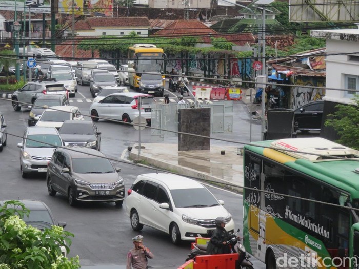 Arus lalu lintas di Gardu Aniem yang menuju arah Jalan Malioboro, Kota Jogja, Minggu (29/12/2024) sore.