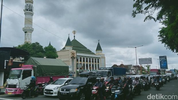 Arus lalu lintas di simpang tiga Candi Prambanan arah Solo, Minggu (29/12/2024).