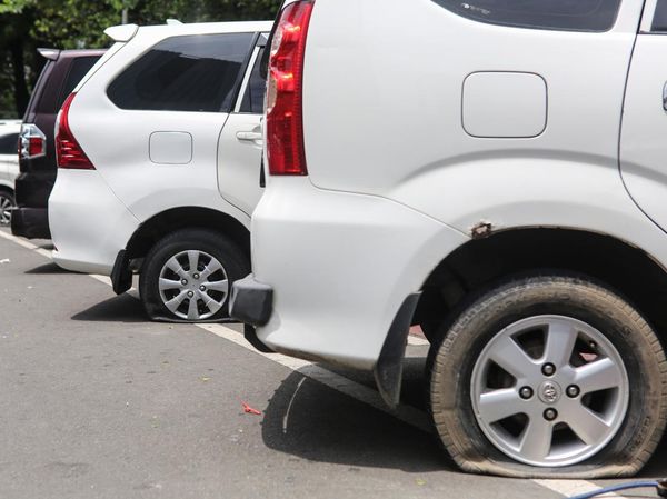 Awas! Parkir Sembarang di Jalan Medan Merdeka Jakarta Kena Kempes Ban