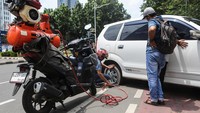 Para pemilik kendaraan akhirnya memanggil jasa tukang tambal ban.