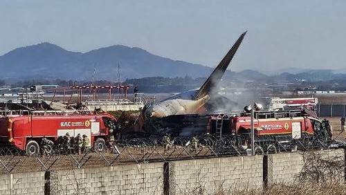 The tail section of a Jeju Air Boeing 737-800 series aircraft is seen beside rescue vehicles after the plane crashed and burst into flames at Muan International Airport in South Jeolla Province, some 288 kilometres southwest of Seoul on December 29, 2024. A Jeju Air plane carrying 181 people from Bangkok to South Korea crashed on arrival on December 29, authorities told AFP, with 29 confirmed dead and dramatic video showing the aircraft bursting into flames. (Photo by YONHAP / AFP) / - South Korea OUT / NO ARCHIVES -  RESTRICTED TO SUBSCRIPTION USE