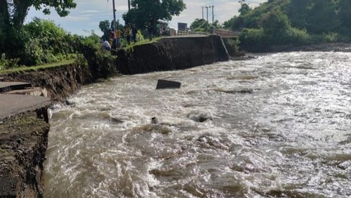 Akses jalan di desa Sampungu, Kecamatan Soromandi, Kabupaten Bima, Nusa Tenggara Barat, (NTB) putus diterjang banjir. (Istimewa)