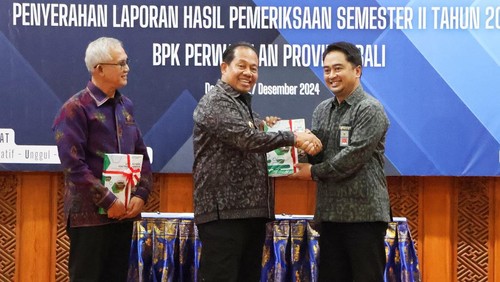 BPK Bali menyerahkan Laporan Hasil Pemeriksaan (LHP) Semester II Tahun 2024 kepada Pemprov Bali, Jumat (27/12/2024). (Istimewa)