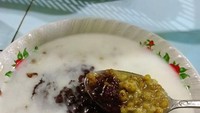 Warung sederhana di kawasan Pondok Jaya, Tangerang Selatan ini juga menyediakan menu bubur kacang ijo. Sajiannya tampak menggugah selera, karena bubur kacang ijonya kental ditambah ada ketan hitam dan kuah santannya yang cukup kental. Foto: Google Review