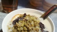 Bubur kacang ijo yang sajiannya dilengkapi dengan selembar roti tawar juga bisa dinikmati di Jalan Pesantren, Kreo Selatan. Seporsinya juga dibanderol Rp 10.000-an saja. Foto: Google Review