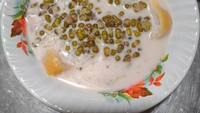 Di Jalan Letjen Suprapto, Kemayoran ada tempat menikmati bubur kacang ijo yang buka hingga tengah malam. Bubur Kacang Ijo Madura ini berupa warung tenda. Seporsi bubur kacang ijo dibanderol Rp 10.000 lengkap dengan selembar roti tawar. Foto: Google Review