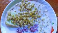 Warung tenda di Jalan Kebon Dua Ratus No. 37, Jakarta Barat ini  menyediakan bubur kacang ijo yang manis hangat. Seporsinya bisa dicampur dengan ketan hitam dan roti tawar. Tambahan santan di sini cukup kental dan gurih. Foto: Google Review