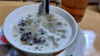 Warkop Burjo di Pejompongan satu ini memiliki racikan bubur kacang ijo yang kental. Seporsinya disajikan dengan santan gurih dan bisa dinikmati seharga Rp 10.000-an. Bisa juga kamu nikmati dengan mencampurnya bersama ketan hitam. Foto: Google Review