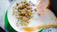 Di Tebet, Jakarta Selatan juga ada warung bubur kacang ijo yang enak. Lokasinya ada di Jalan Tebet Raya No. 4, tak ada tanda nama khusus, tapi bisa mengenalinya dengan spanduk di tendanya. Foto: Google Review