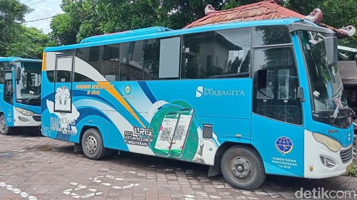 Dua bus Trans Sarbagita sedang mangkal di GOR Ngurah Rai, Minggu (29/12/2024). (Aryo Mahendro/detikBali).