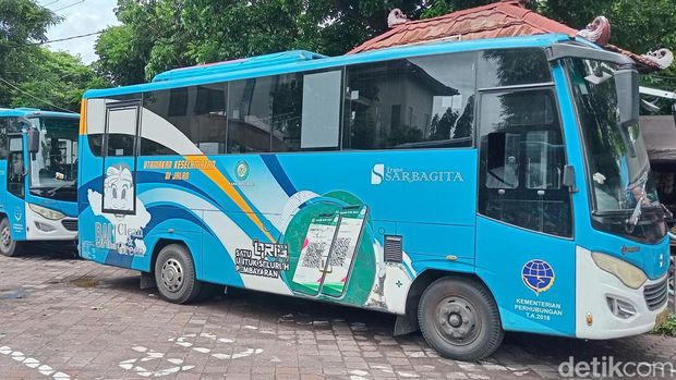 Dua bus Trans Sarbagita sedang mangkal di GOR Ngurah Rai, Minggu (29/12/2024). (Aryo Mahendro/detikBali).