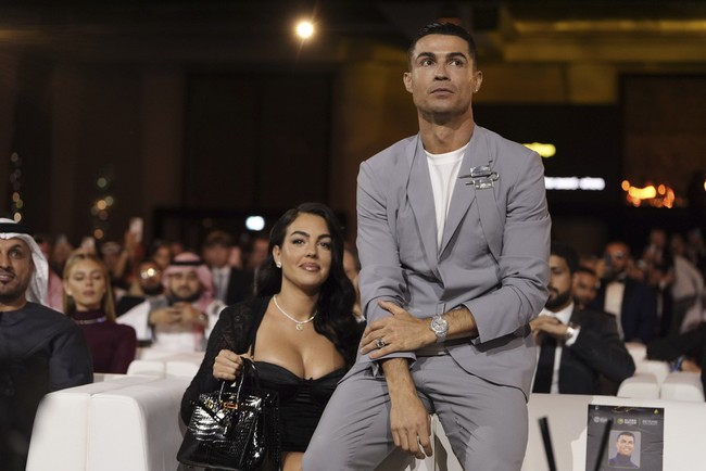 Georgina Rodriguez melengkapi penampilannya dengan membawa salah satu tas mewahnya yaitu Hermes Birkin yang harganya mencapai miliaran rupiah. Foto: AP/Fabio Ferrari