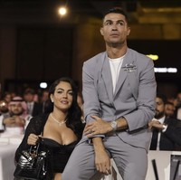 Georgina Rodriguez melengkapi penampilannya dengan membawa salah satu tas mewahnya yaitu Hermes Birkin yang harganya mencapai miliaran rupiah. Foto: AP/Fabio Ferrari