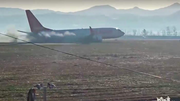 Seconds when ⁣the Jeju Air plane⁢ landed without wheels ⁤and then​ crashed into the wall of muan‌ Airport, South Korea.