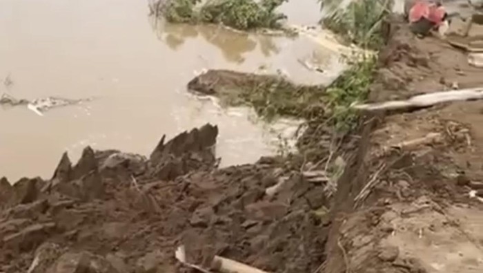 Erosi terjadi di Desa Kebo yang mengakibatkan dua rumah warga hanyut.
