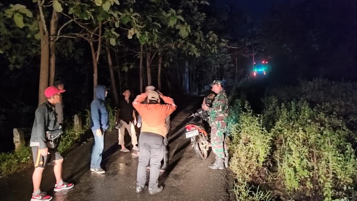 Evakuasi Bus Pariwisata yang tersesat google maps di Tunggangan Kecamatan Jatiroto Wonogiri, Minggu (29/12/2024).