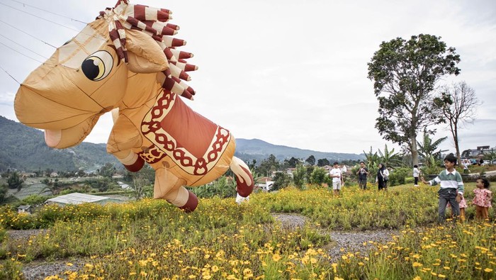 Festival Layang-layang Hiasi Langit Bandung Barat Wisatawan melihat layang-layang yang diterbangkan saat Festival Layang-layang di objek wisata Tepi Gunung Nature Park, Cisarua, Kabupaten Bandung Barat, Jawa Barat, Minggu (29/12/2024). Acara yang menampilkan puluhan layang-layang tersebut sebagai upaya pelestarian permainan layang-layang serta menjadi daya tarik pariwisata di Kabupaten Bandung Barat pada masa libur Natal dan Tahun Baru 2025. ANTARA FOTO/Abdan Syakura/agr/YU
