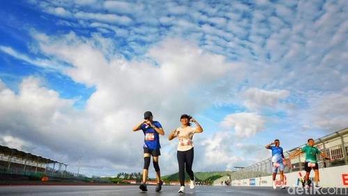 Sejumlah peserta Sunday Fun Run saat berlari di Pertamina Mandalika International Circuit atau Sirkuit Mandalika, Lombok Tengah, Nusa Tenggara Barat (NTB. (Edi Suryansyah/detikBali)