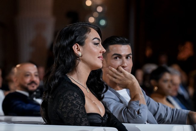 Ini bukan pertama kalinya Cristiano Ronaldo menyebut Georgina Rodriguez sebagai istrinya. Pesepakbola yang akan berulang tahun ke-40 pada Februari 2025 itu telah beberapa kali menggunakan kata istri saat membicarakan ibu dari anak-anaknya tersebut. Foto: Waleed Zein/Anadolu via Getty Images