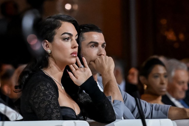 Cristiano Ronaldo dan Georgina Rodriguez bertemu pertamakali pada 2016. Model kelahiran Argentina itu melahirkan empat anak Ronaldo. Dia juga menjadi ibu dari anak sulung Ronaldo, Cristiano Junior yang ikut menghadiri Globe Soccer Dubai Awards 2024. Foto: Waleed Zein/Anadolu via Getty Images