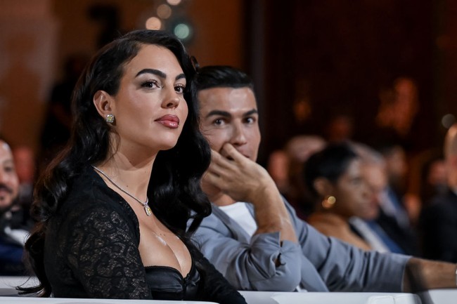 “Merupakan kebanggaan besar memenangkan trofi ini. Anak sulung saya ada di sini, istri saya [Georgina] ada di sini,” kata pemain bola 39 tahun itu. Foto: Waleed Zein/Anadolu via Getty Images