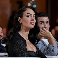 “Merupakan kebanggaan besar memenangkan trofi ini. Anak sulung saya ada di sini, istri saya [Georgina] ada di sini,” kata pemain bola 39 tahun itu. Foto: Waleed Zein/Anadolu via Getty Images