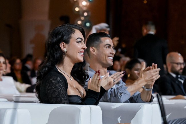 Saat menerima penghargaan sebagai pencetak gol terbanyak sepanjang masa, Ronaldo menyampaikan rasa terimakasihnya pada Georgina Rodriguez. Ketika itulah dia menyebut Georgina sebagai istrinya.  Foto: Waleed Zein/Anadolu via Getty Images