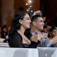 Saat menerima penghargaan sebagai pencetak gol terbanyak sepanjang masa, Ronaldo menyampaikan rasa terimakasihnya pada Georgina Rodriguez. Ketika itulah dia menyebut Georgina sebagai istrinya.  Foto: Waleed Zein/Anadolu via Getty Images