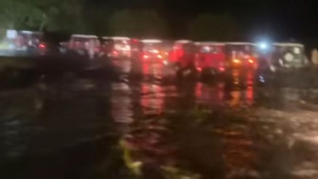 Jip-jip Wisatawan Trabasn Arus Air yang Muncul di Lautan Pasir Bromo