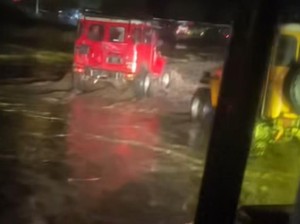 Banjir di Lautan Pasir Bromo Jadi Daya Tarik Tersendiri Wisatawan