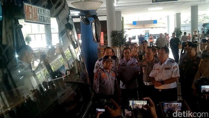 Kakorlantas Irjen Aan Suhanan bersama Wakil Menteri Perhubungan (Wamenhub) Sunanta, berkunjung ke Terminal Kota Pekalongan Minggu siang (29/12).