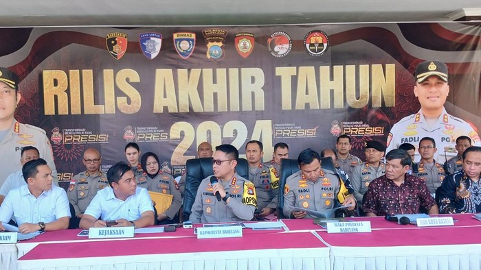 Kapolresta Barelang Kombes Heribertus Ompusunggu dan Wakapolresta Barelang AKBP Fadli Agus memberikan keterangan pers rilis akhir tahun 2024. (Alamudin/detikSumut)