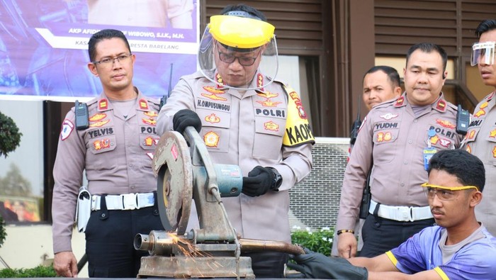 -Kapolresta Barelang, Kombes Heribertus Ompusunggu memusnahkan knalpot motor yang tak sesuai spesifikasi.

(Alamudin Hamapu/Kontributor Kepri)