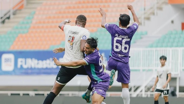 Kapten PSM Makassar Yuran Fernandes berduel dengan pemain Persita Tangerang dalam laga lanjutan Liga 1 2024/2025 di Stadion Pakansari.