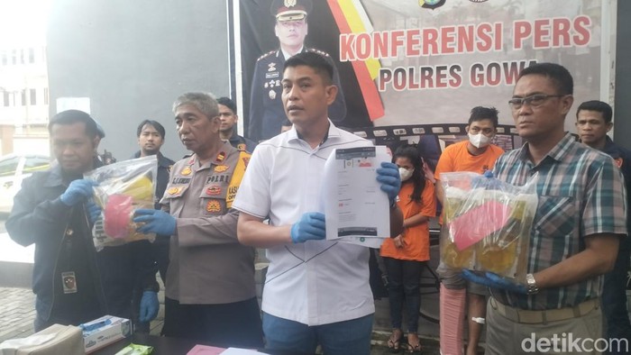 Kasat Reskrim Polres Gowa AKP Bachtiar saat konferensi pers kasus penipuan pasutri.
