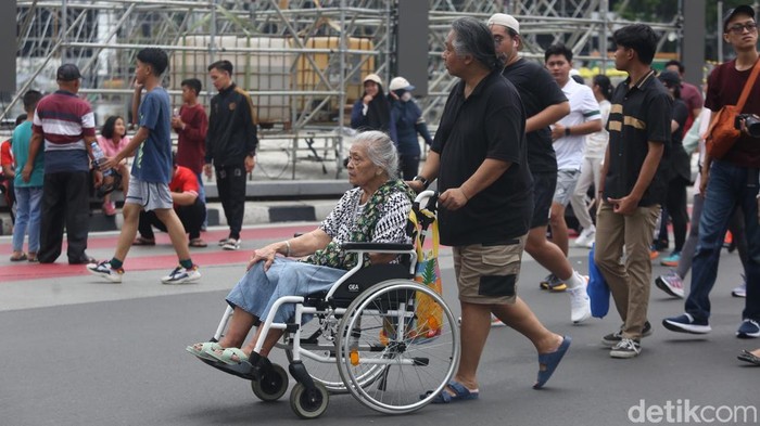 Keramaian CFD Terakhir Tahun 2024 di Bundaran HI Sejumlah warga berolahraga saat Hari Bebas Kendaraan Bermotor (HBKB) di Bundaran HI, Jakarta, Minggu (29/12/2024).