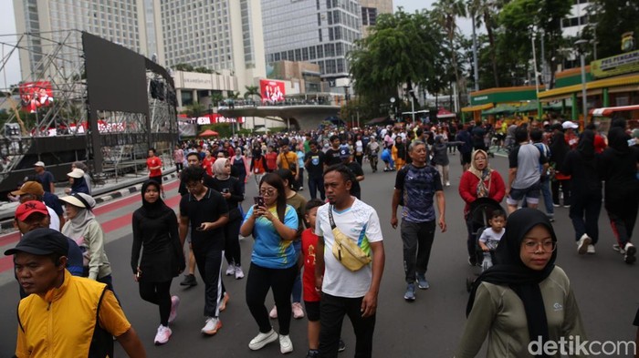Sejumlah warga berolahraga saat Hari Bebas Kendaraan Bermotor (HBKB) di Bundaran HI, Jakarta, Minggu (29/12/2024).