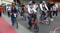 Banyak juga warga yang bersepeda santai.