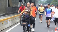 Mereka datang bersama kerabat dan keluarga.