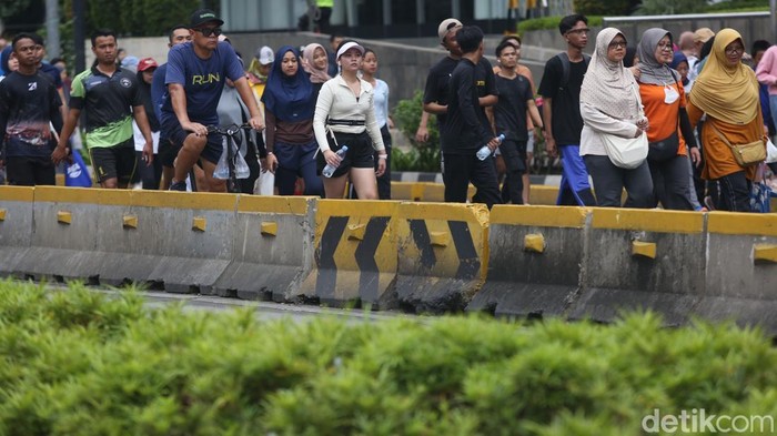 Keramaian CFD Terakhir Tahun 2024 di Bundaran HI Sejumlah warga berolahraga saat Hari Bebas Kendaraan Bermotor (HBKB) di Bundaran HI, Jakarta, Minggu (29/12/2024).