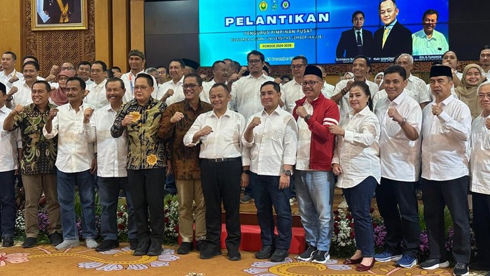 Ketua Umum Pimpinan Pusat Keluarga Alumni Universitas Jember (KAUJE), M Sarmuji melantik jajaran pengurus pusat KAUJE periode 2024-2029