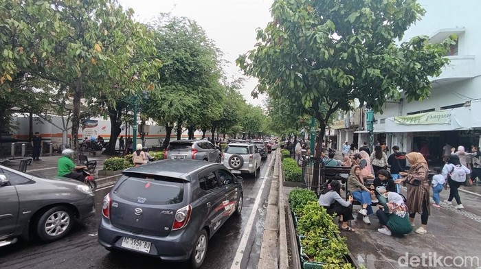 Kondisi arus lalu lintas di Jalan Malioboro, Kota Jogja, Minggu (29/12/2024) sore.