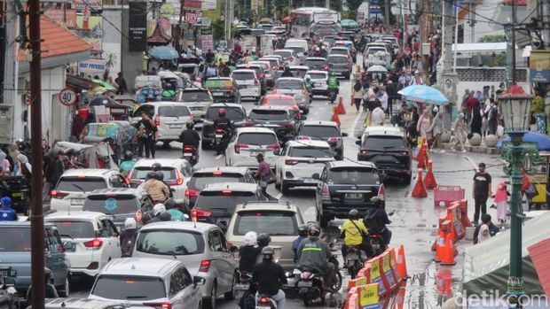Kondisi arus lalu lintas di Jalan Pasar Kembang, Kota Jogja, Minggu (29/12/2024) sore.