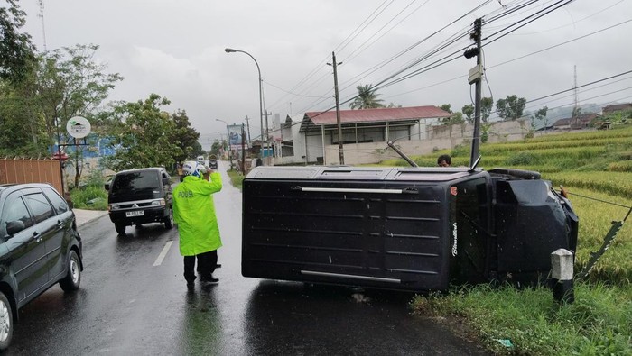 Kondisi mobil Kijang yang mengalami kecelakaan tunggal di sekitar perempatan Kenteng, Nanggulan, Kulon Progo, Minggu (29/12).
