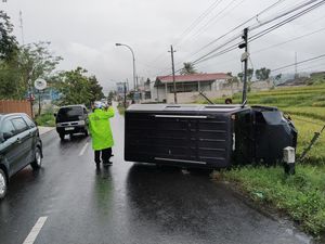 Hantam Tiang Telepon, Mobil Kijang Terguling di Kenteng Kulon Progo